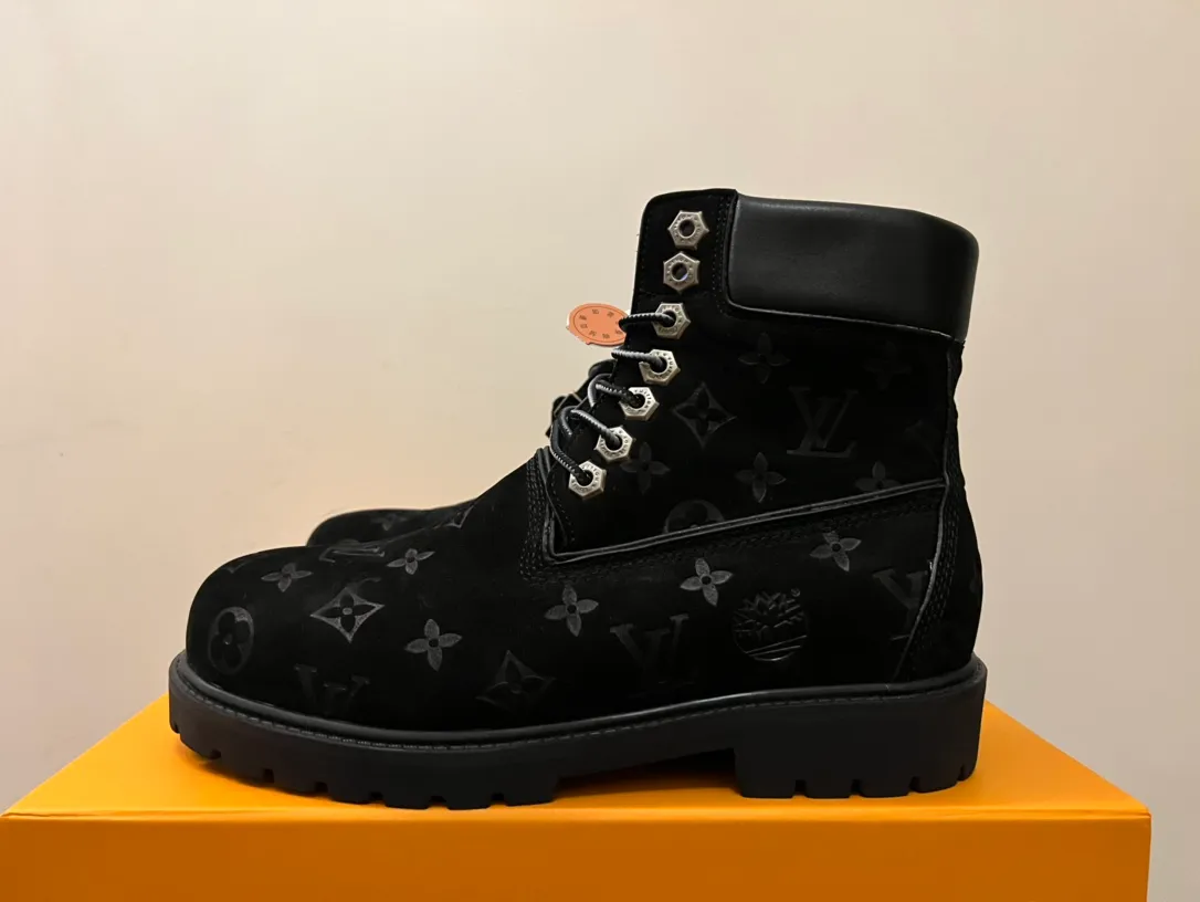 👟👟Ex-factory price 680👟👟 Men's size +10 LV x Timberland Louis Vuitton "Luxury Western" has been initially constructed, and the last link is the "shoes" that can make the style complete and communicative, so the "Shoe King of the Year" came into being. A major collaboration of the season, in a short video of only a few seconds, Fei Dong lifted the legs of his jeans to reveal a pair of classic Timberland rhubarb boots with the LV logo printed on the tongue. He then folded the tongue to reveal the Monogram logo printed on the inside. Size: 35-46